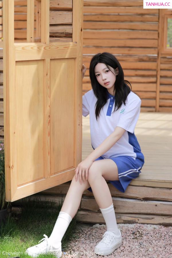   [XiuRen]高清写真图 2025.05.23 No.10318 橙子酱Lillian 学妹制服第6张图片
